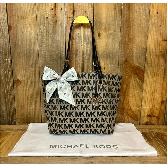 Michael Kors. 3 Piece Set: Jet Set Tote Bag with Free Dust Bag & Purse Scarf. - Picture 5 of 16